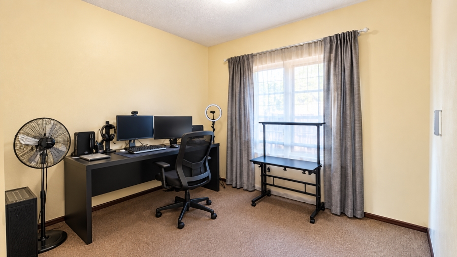 2 Bedroom Property for Sale in Pineslopes Gauteng