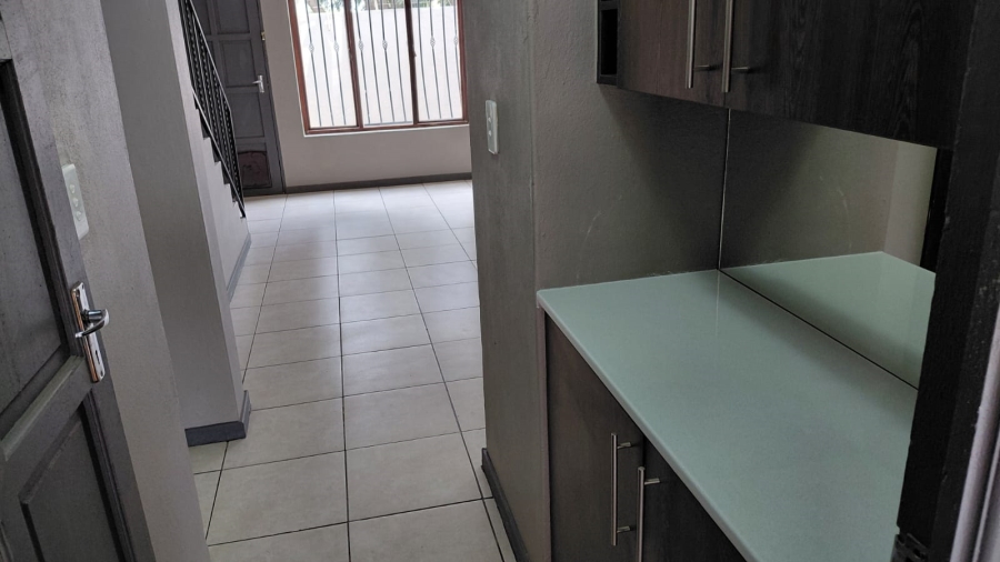 To Let 2 Bedroom Property for Rent in Greenhills Gauteng