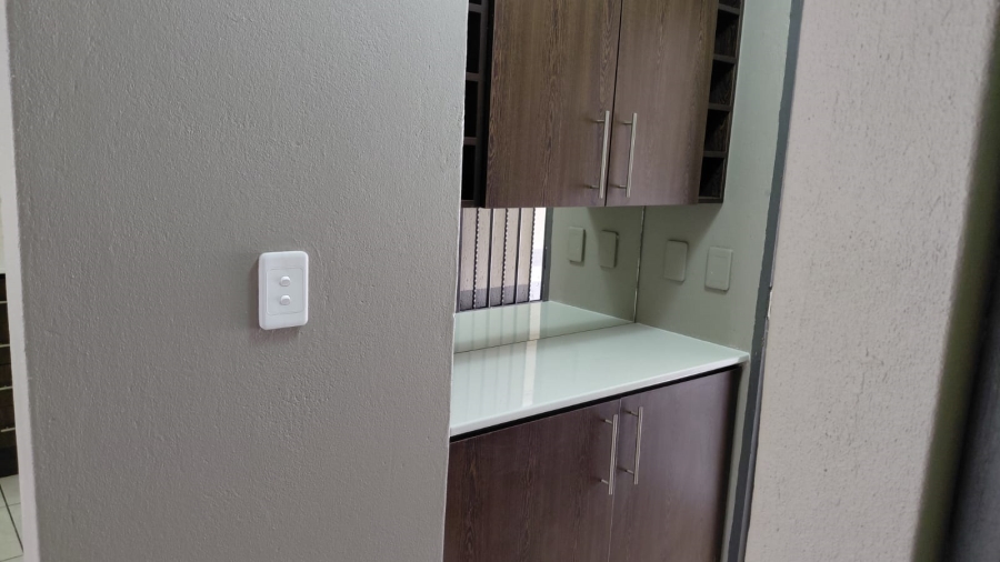 To Let 2 Bedroom Property for Rent in Greenhills Gauteng