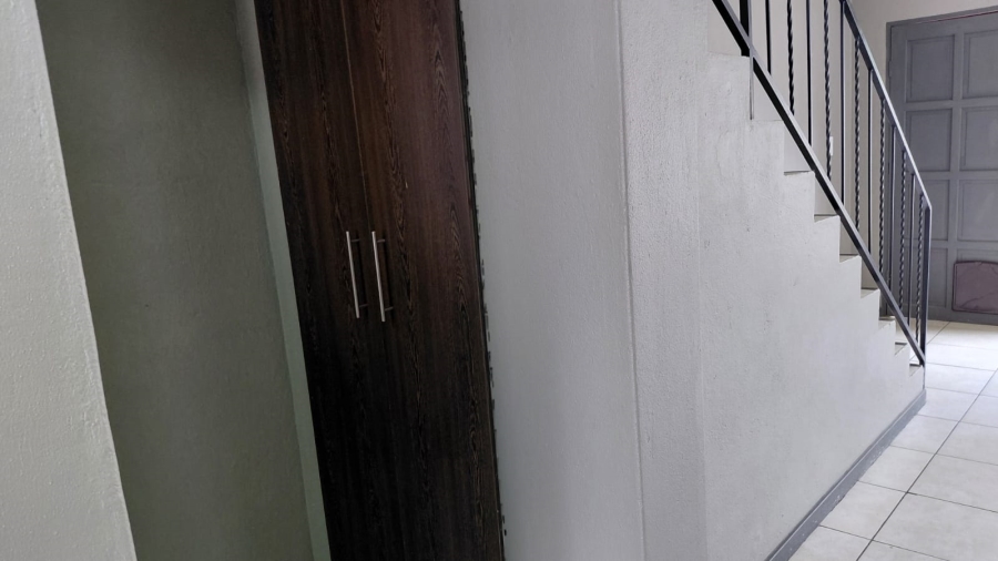 To Let 2 Bedroom Property for Rent in Greenhills Gauteng