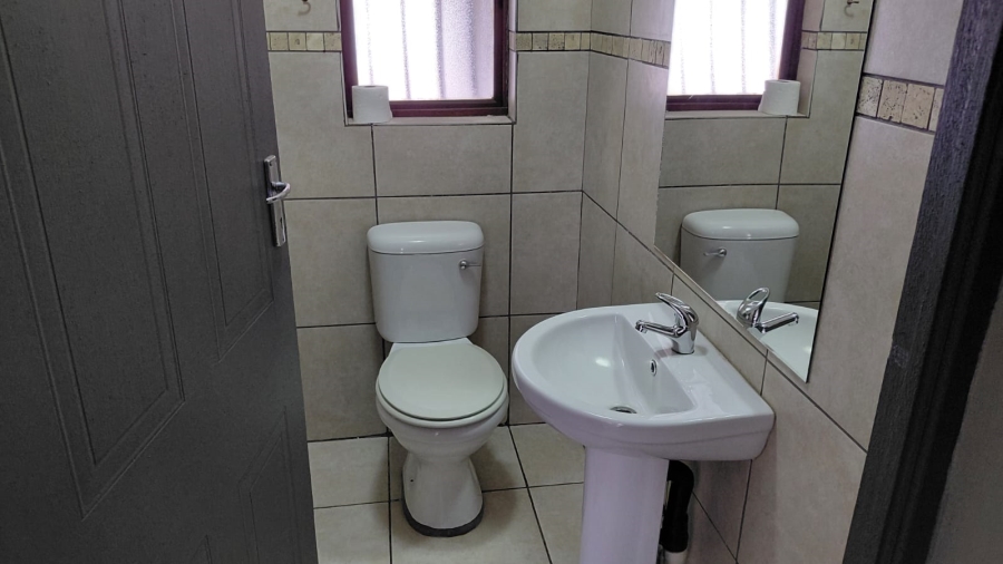 To Let 2 Bedroom Property for Rent in Greenhills Gauteng