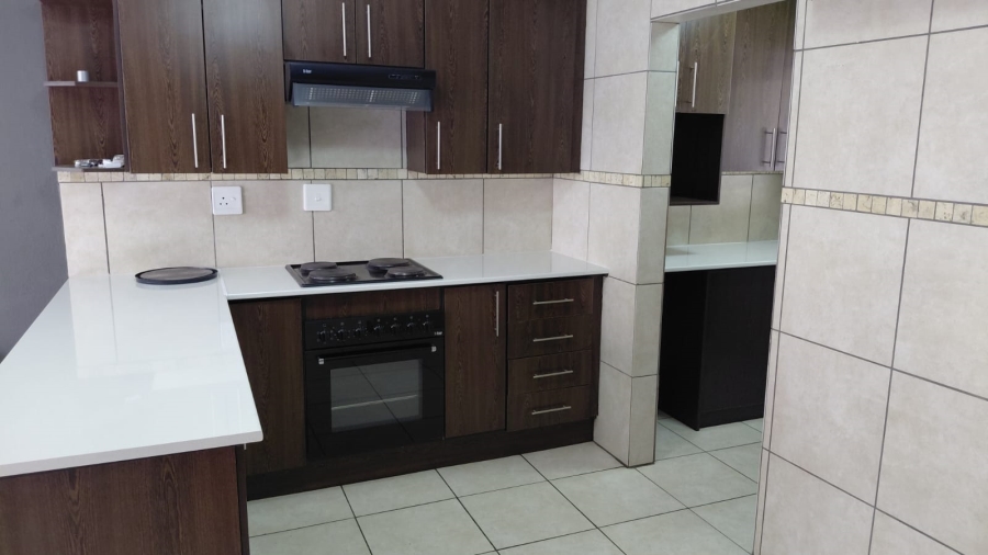 To Let 2 Bedroom Property for Rent in Greenhills Gauteng
