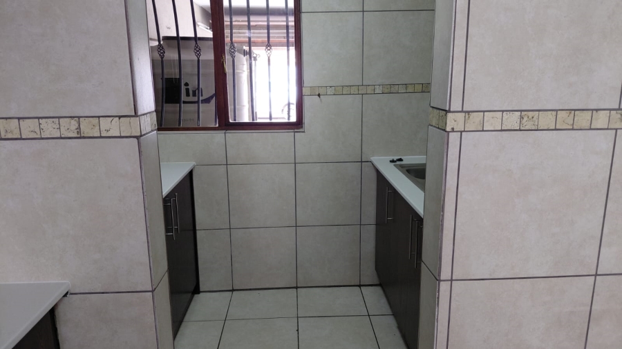 To Let 2 Bedroom Property for Rent in Greenhills Gauteng