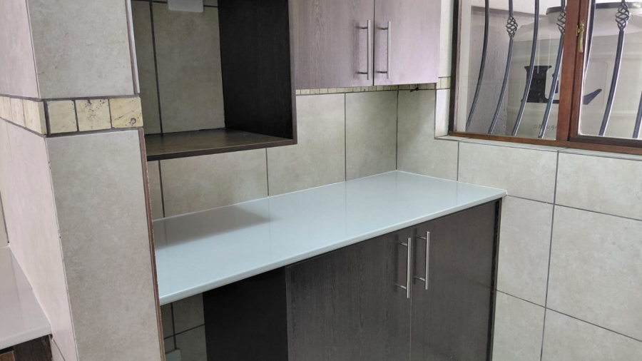 To Let 2 Bedroom Property for Rent in Greenhills Gauteng