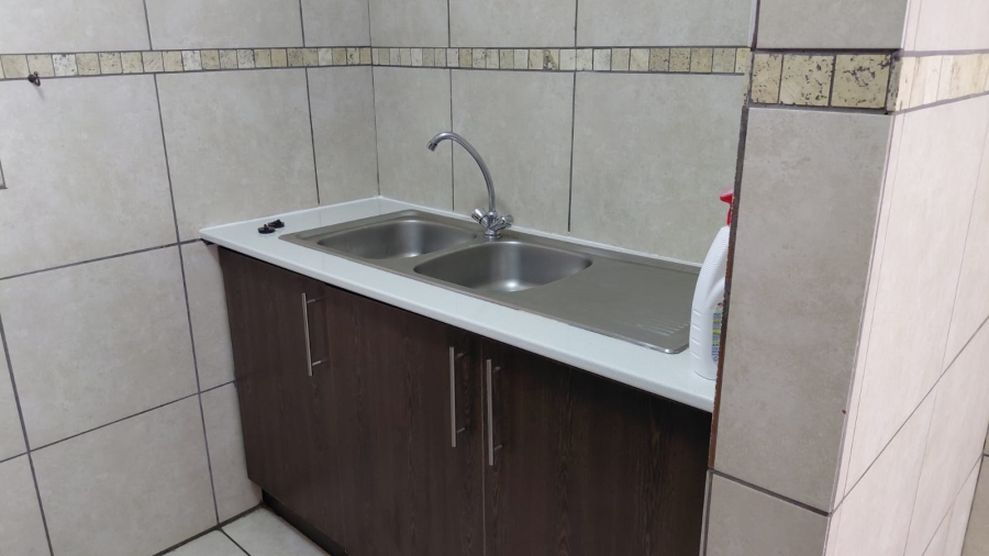 To Let 2 Bedroom Property for Rent in Greenhills Gauteng