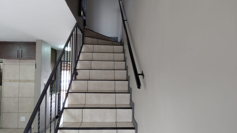 To Let 2 Bedroom Property for Rent in Greenhills Gauteng