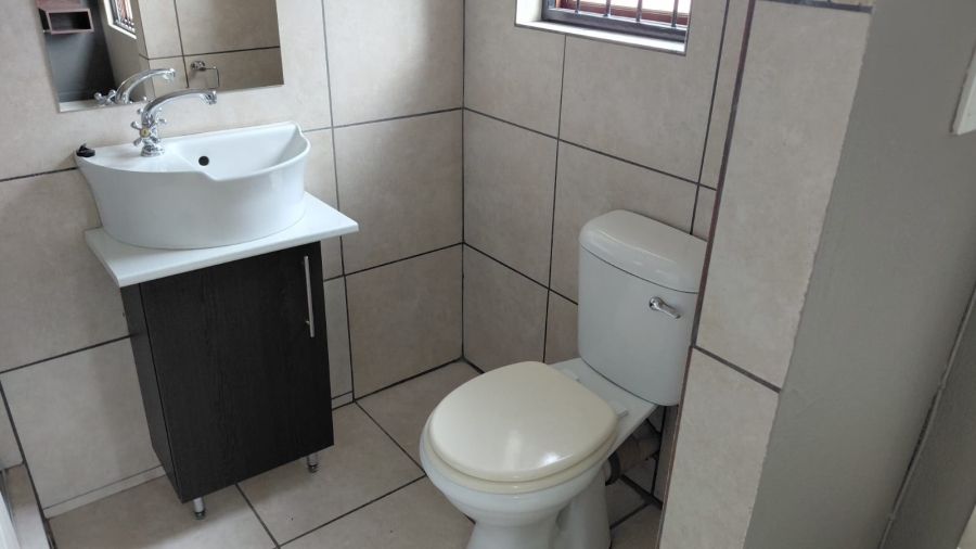 To Let 2 Bedroom Property for Rent in Greenhills Gauteng