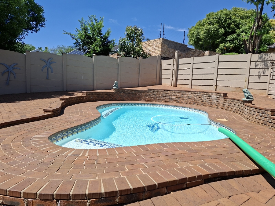 5 Bedroom Property for Sale in Wilro Park Gauteng
