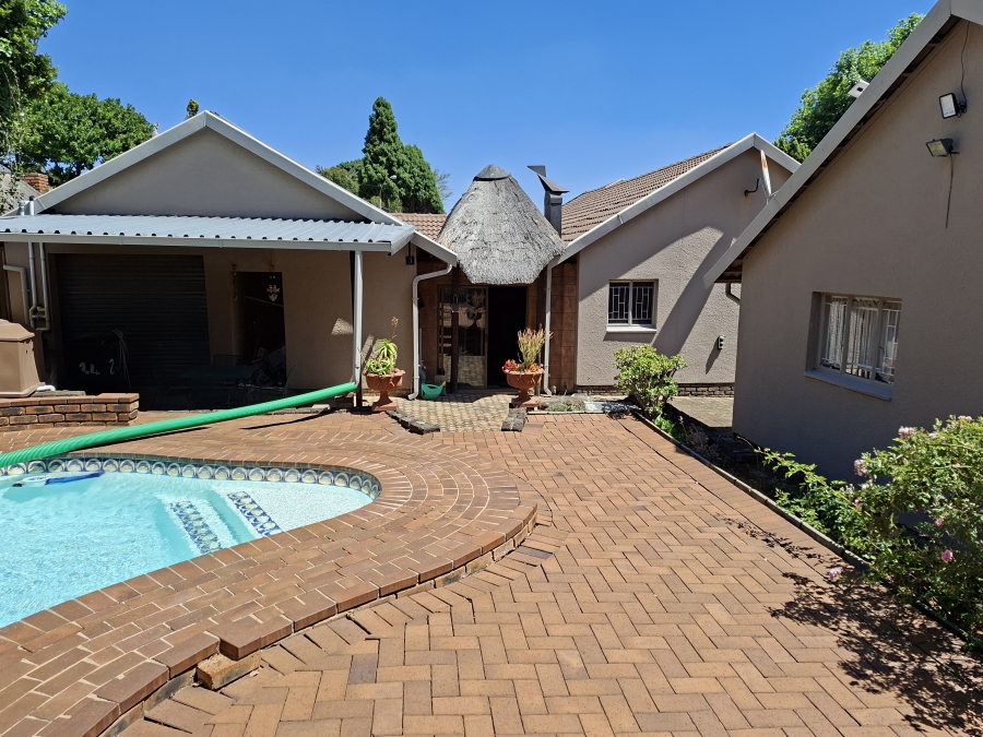 5 Bedroom Property for Sale in Wilro Park Gauteng