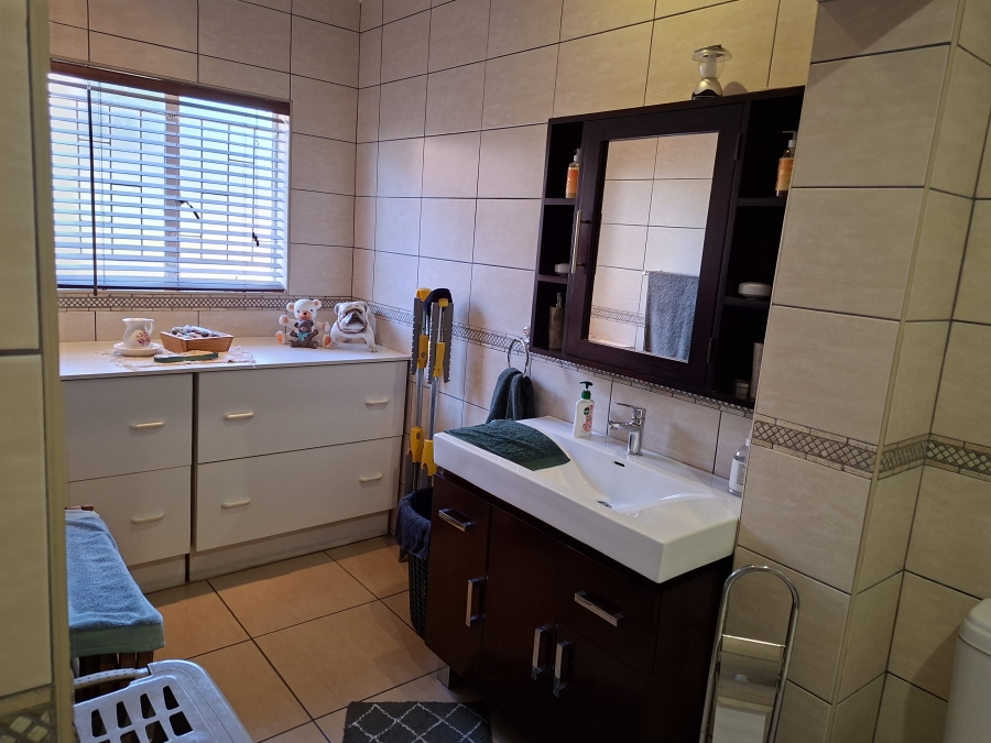 5 Bedroom Property for Sale in Wilro Park Gauteng