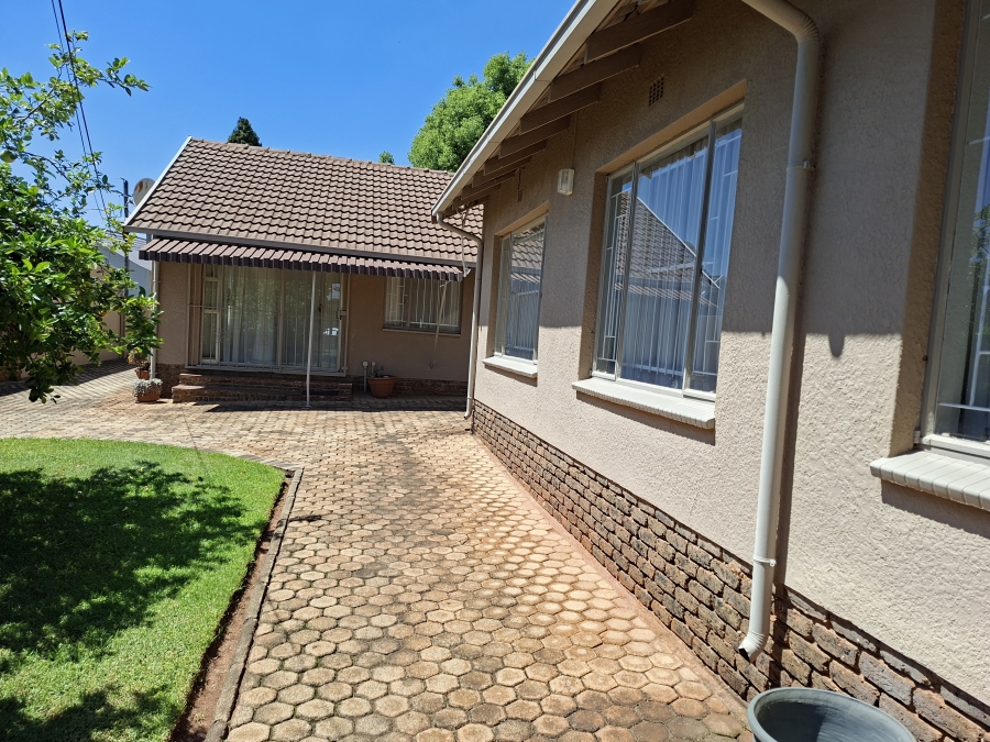 5 Bedroom Property for Sale in Wilro Park Gauteng