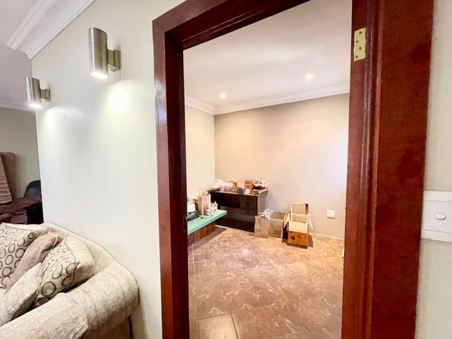 5 Bedroom Property for Sale in Wierda Park Gauteng