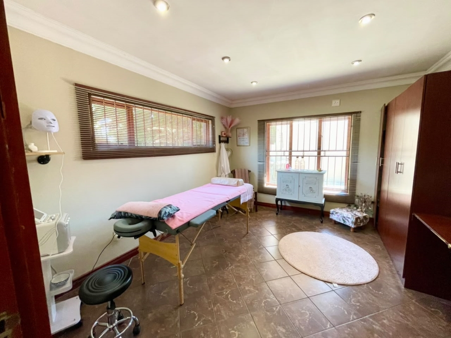 5 Bedroom Property for Sale in Wierda Park Gauteng