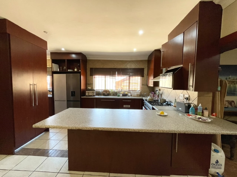 5 Bedroom Property for Sale in Wierda Park Gauteng