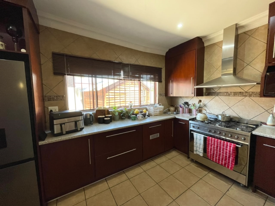 5 Bedroom Property for Sale in Wierda Park Gauteng
