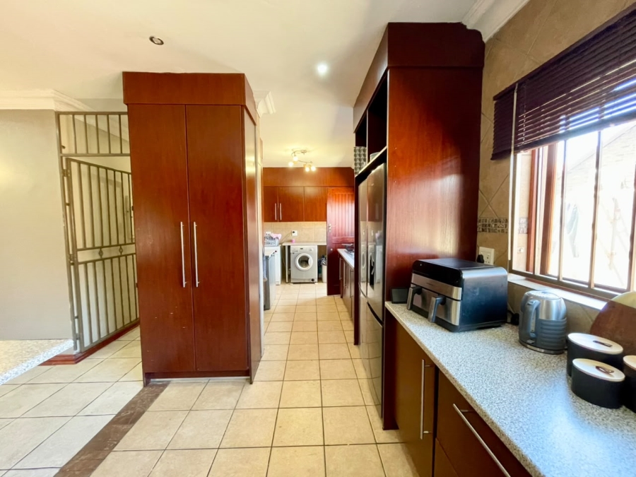 5 Bedroom Property for Sale in Wierda Park Gauteng