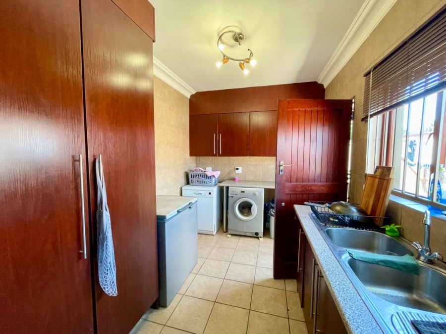 5 Bedroom Property for Sale in Wierda Park Gauteng