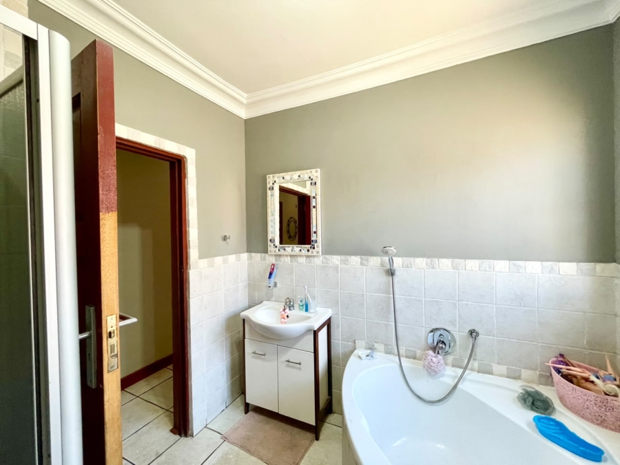 5 Bedroom Property for Sale in Wierda Park Gauteng