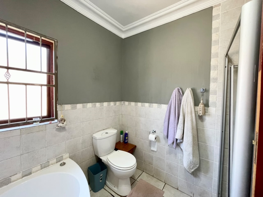 5 Bedroom Property for Sale in Wierda Park Gauteng