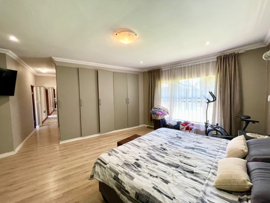 5 Bedroom Property for Sale in Wierda Park Gauteng