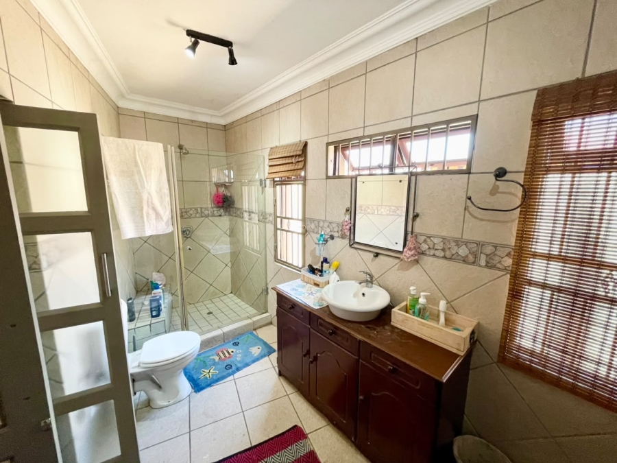 5 Bedroom Property for Sale in Wierda Park Gauteng