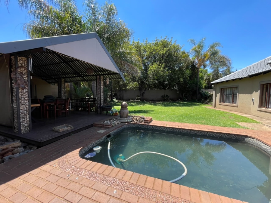 5 Bedroom Property for Sale in Wierda Park Gauteng