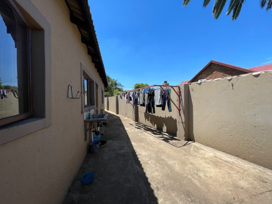 5 Bedroom Property for Sale in Wierda Park Gauteng