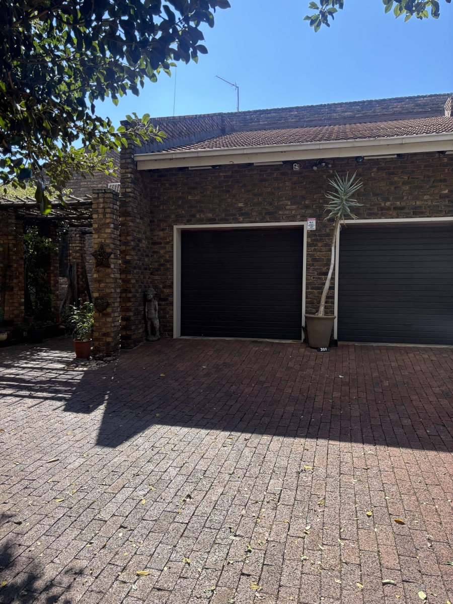 4 Bedroom Property for Sale in Garsfontein Gauteng