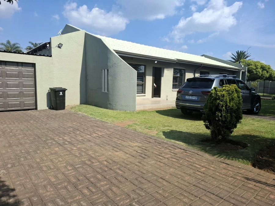 4 Bedroom Property for Sale in Mackenzie Park Gauteng