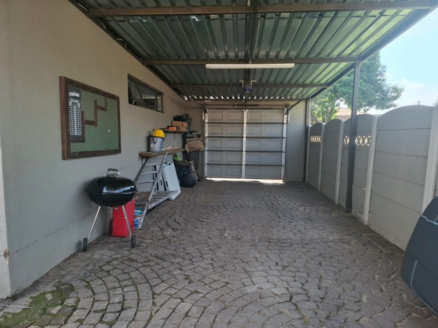 4 Bedroom Property for Sale in Mackenzie Park Gauteng