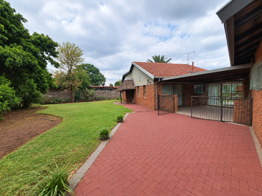 4 Bedroom Property for Sale in Rooihuiskraal Gauteng