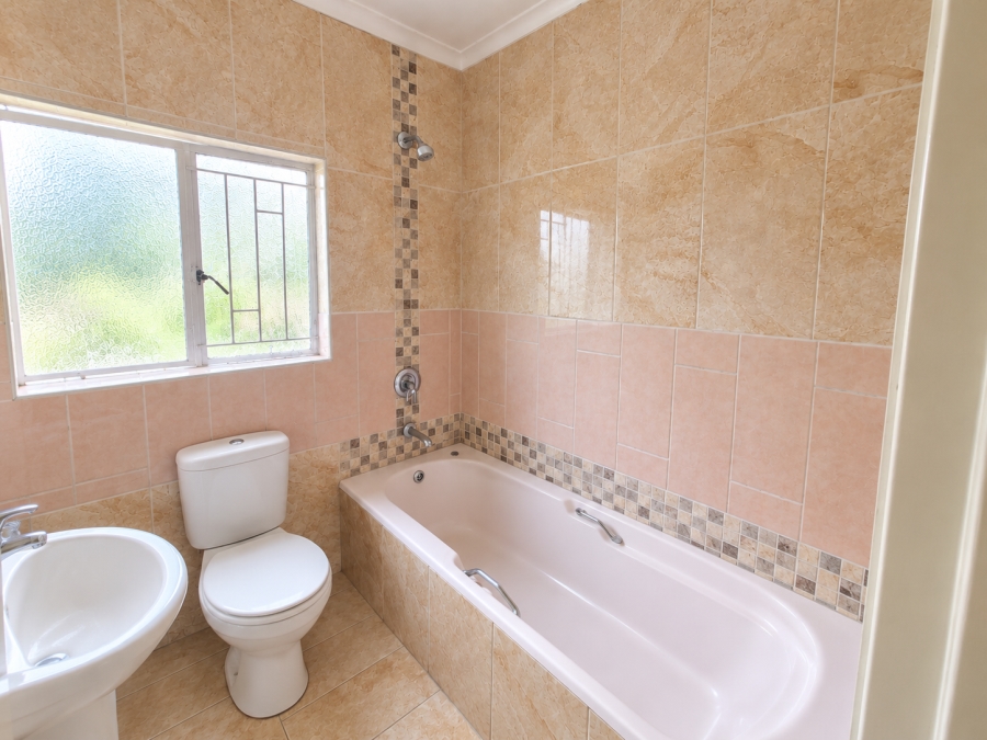 4 Bedroom Property for Sale in Rooihuiskraal Gauteng
