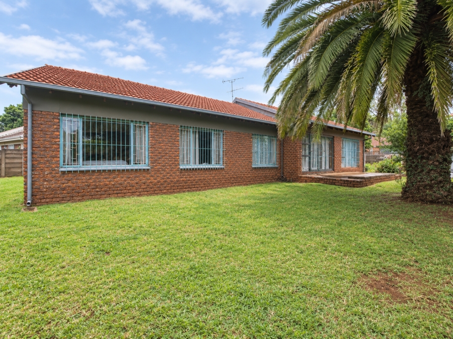 4 Bedroom Property for Sale in Rooihuiskraal Gauteng