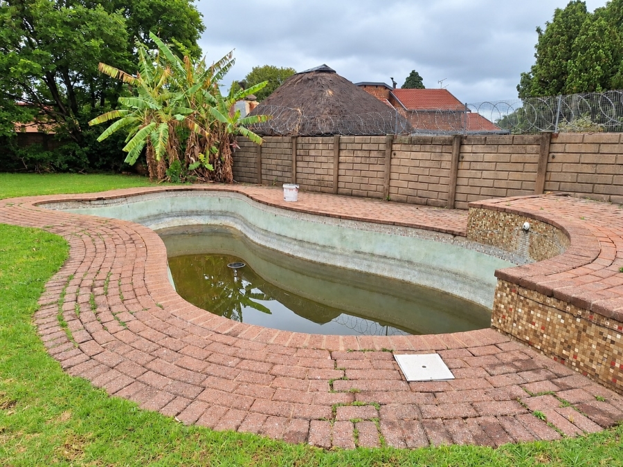4 Bedroom Property for Sale in Rooihuiskraal Gauteng