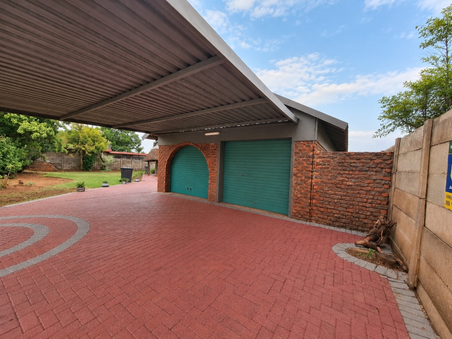 4 Bedroom Property for Sale in Rooihuiskraal Gauteng