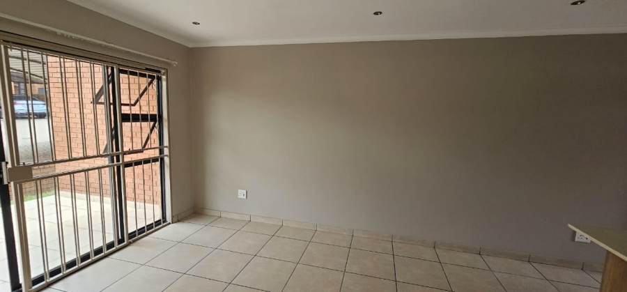 1 Bedroom Property for Sale in Die Hoewes Gauteng