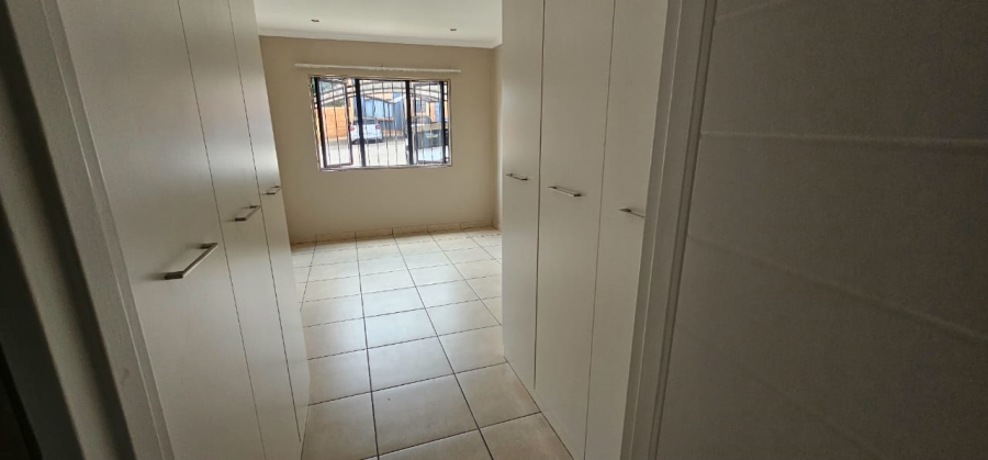 1 Bedroom Property for Sale in Die Hoewes Gauteng