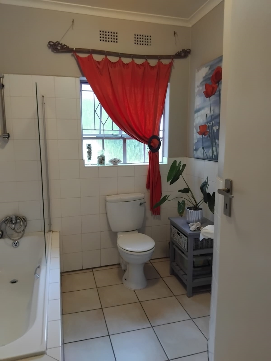 5 Bedroom Property for Sale in Gallo Manor Gauteng
