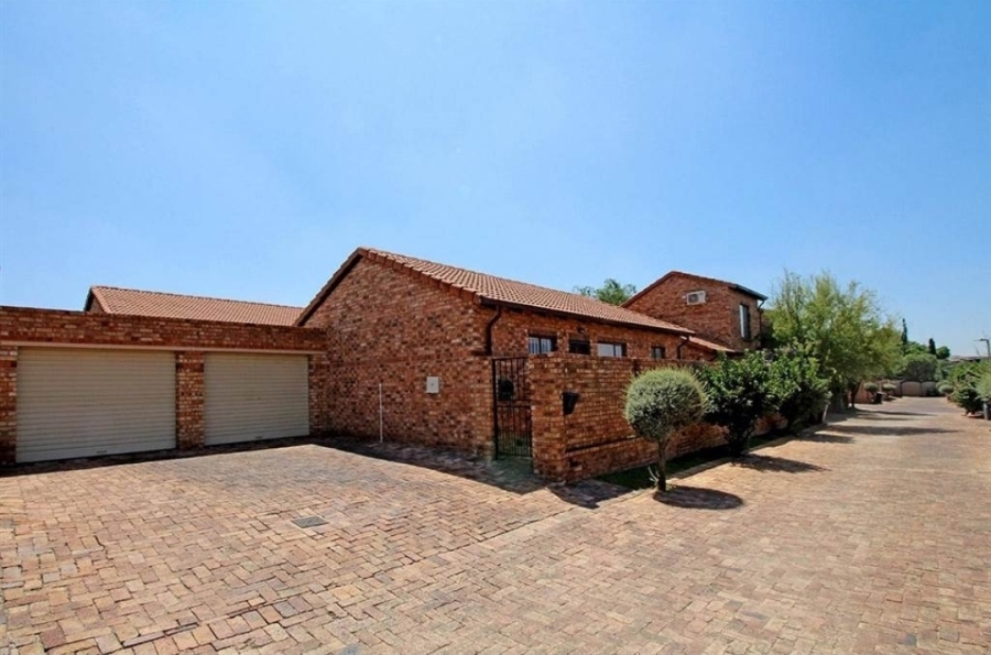 To Let 2 Bedroom Property for Rent in Halfway Gardens Gauteng
