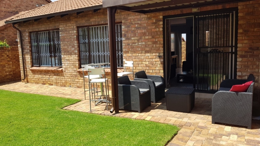 To Let 2 Bedroom Property for Rent in Halfway Gardens Gauteng