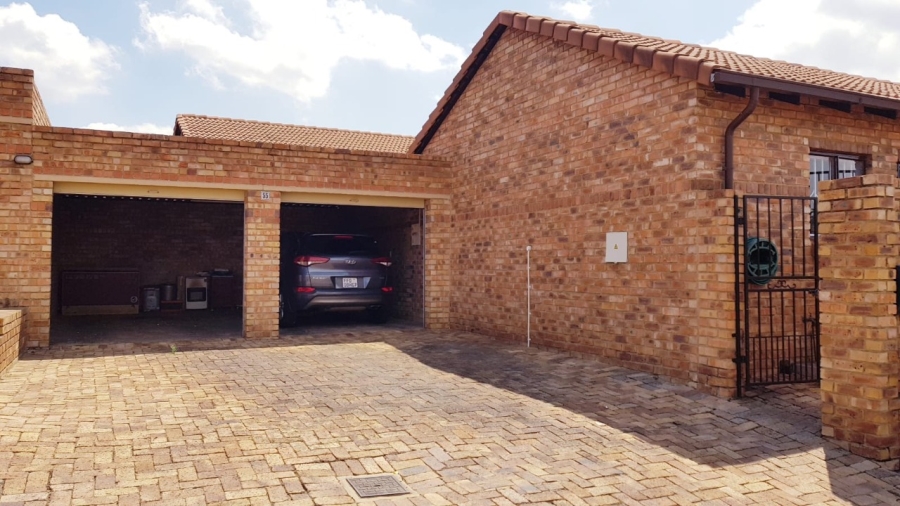 To Let 2 Bedroom Property for Rent in Halfway Gardens Gauteng