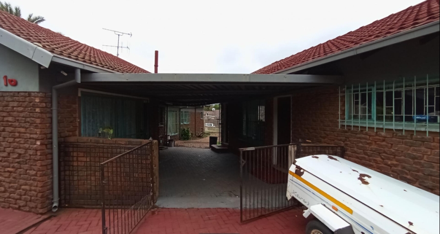 4 Bedroom Property for Sale in Rooihuiskraal Gauteng