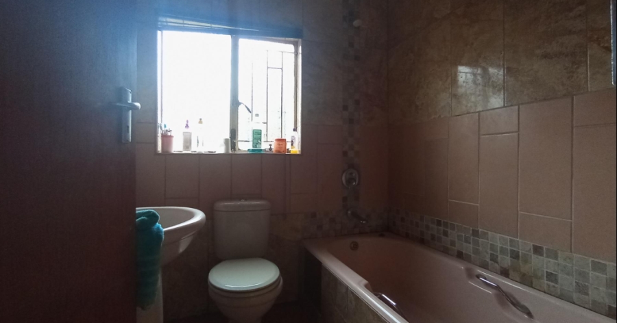 4 Bedroom Property for Sale in Rooihuiskraal Gauteng