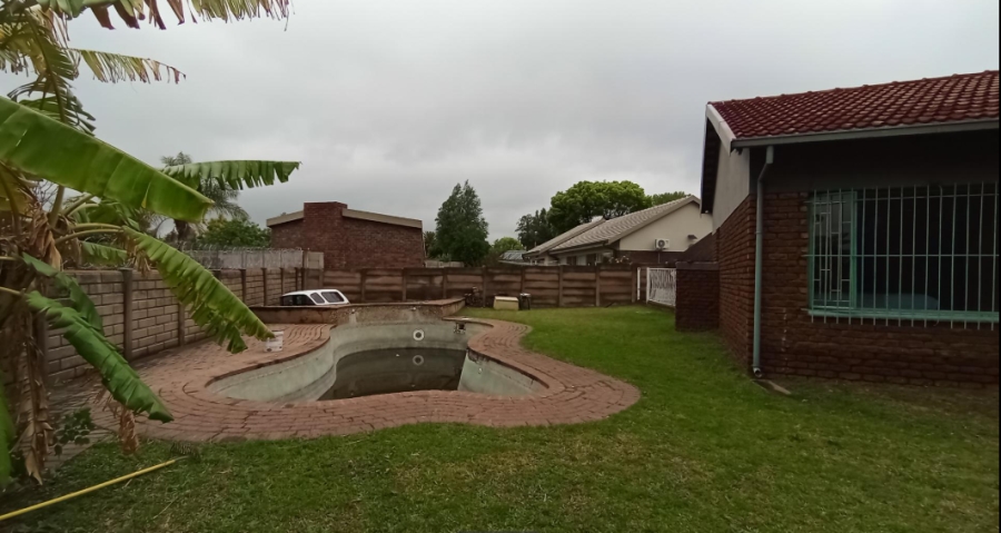 4 Bedroom Property for Sale in Rooihuiskraal Gauteng