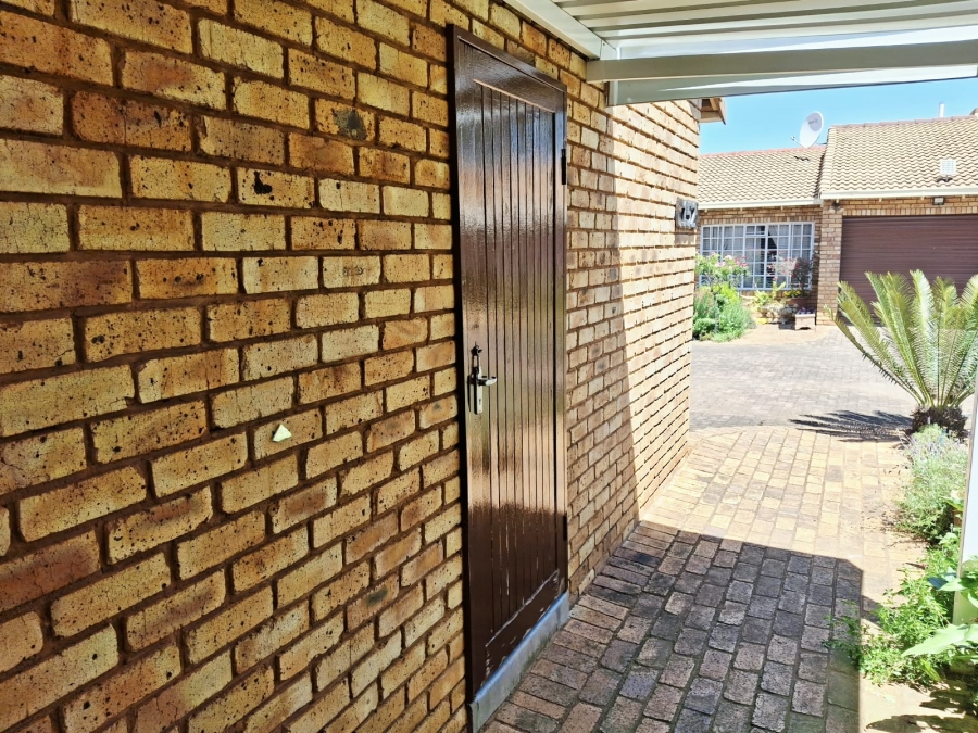 2 Bedroom Property for Sale in Brummeria Gauteng