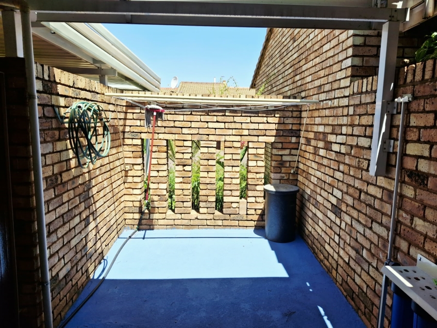2 Bedroom Property for Sale in Brummeria Gauteng