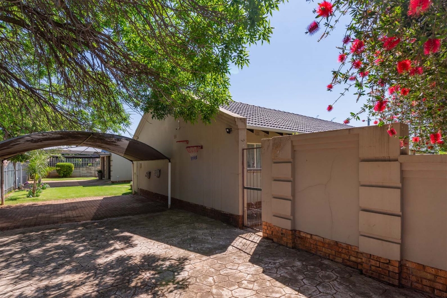 4 Bedroom Property for Sale in Dalpark Proper Gauteng