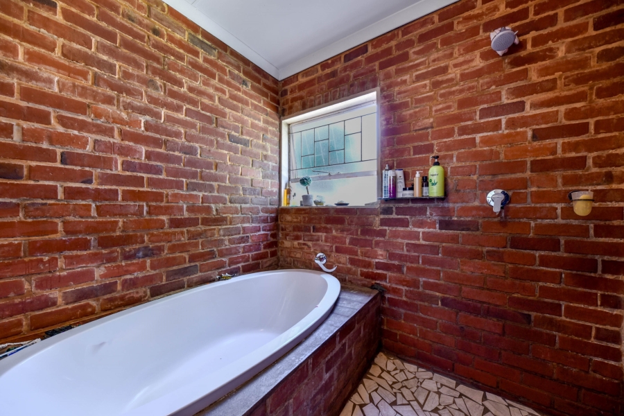 4 Bedroom Property for Sale in Garsfontein Gauteng