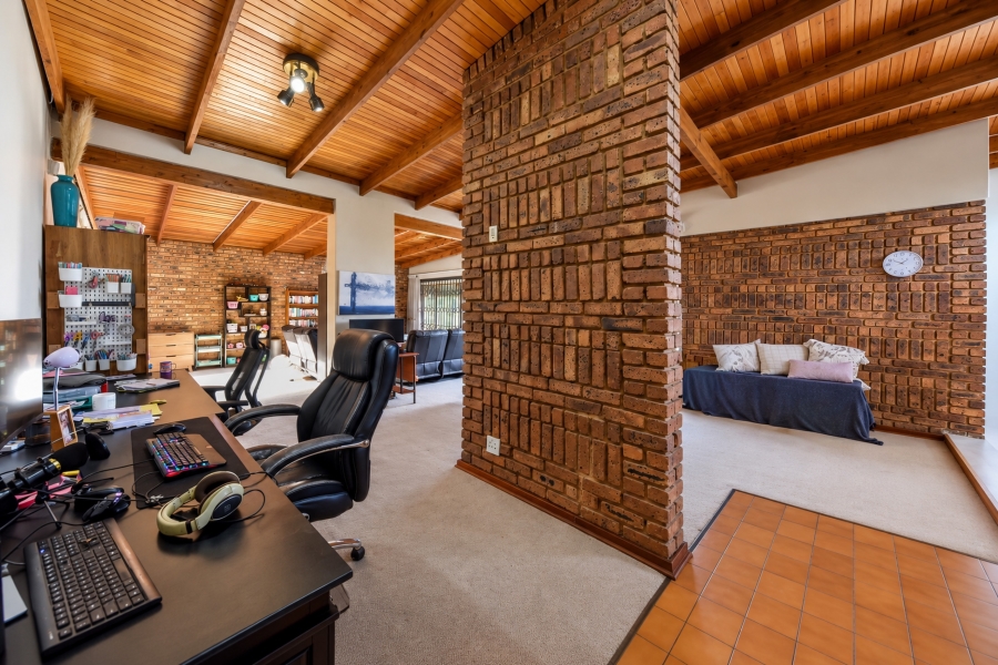 4 Bedroom Property for Sale in Garsfontein Gauteng