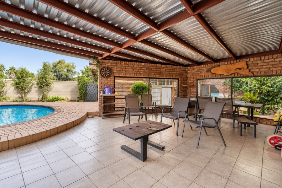 4 Bedroom Property for Sale in Garsfontein Gauteng